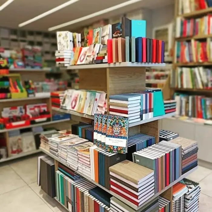 Βιβλία στα ράφια του καταστήματος